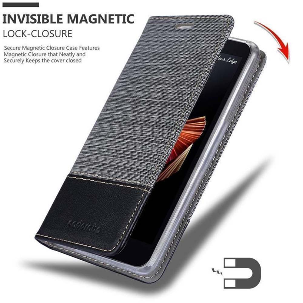 Un telefono in una custodia con chiusura magnetica. La custodia è aperta, mostrando lo schermo del telefono. Sfondo grigio.