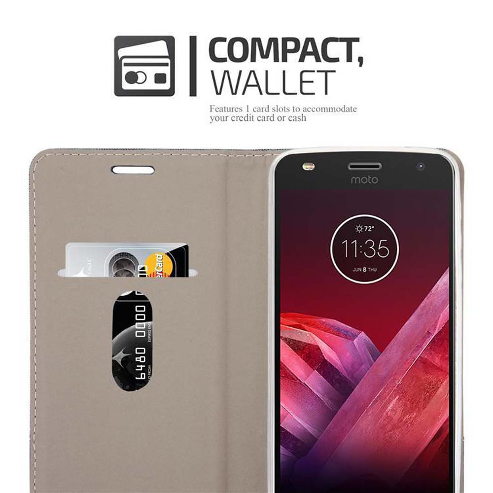 Smartphone in una custodia con scomparti per carte, che mostra carta di credito e schermo.
