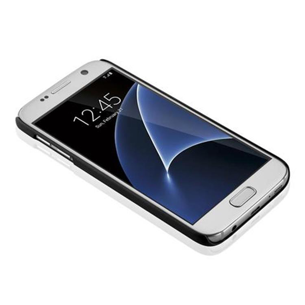 Silbernes Telefon mit schwarzer Hülle. Das Telefon zeigt die Uhrzeit an. Die Hülle ist um das Telefon gewickelt.