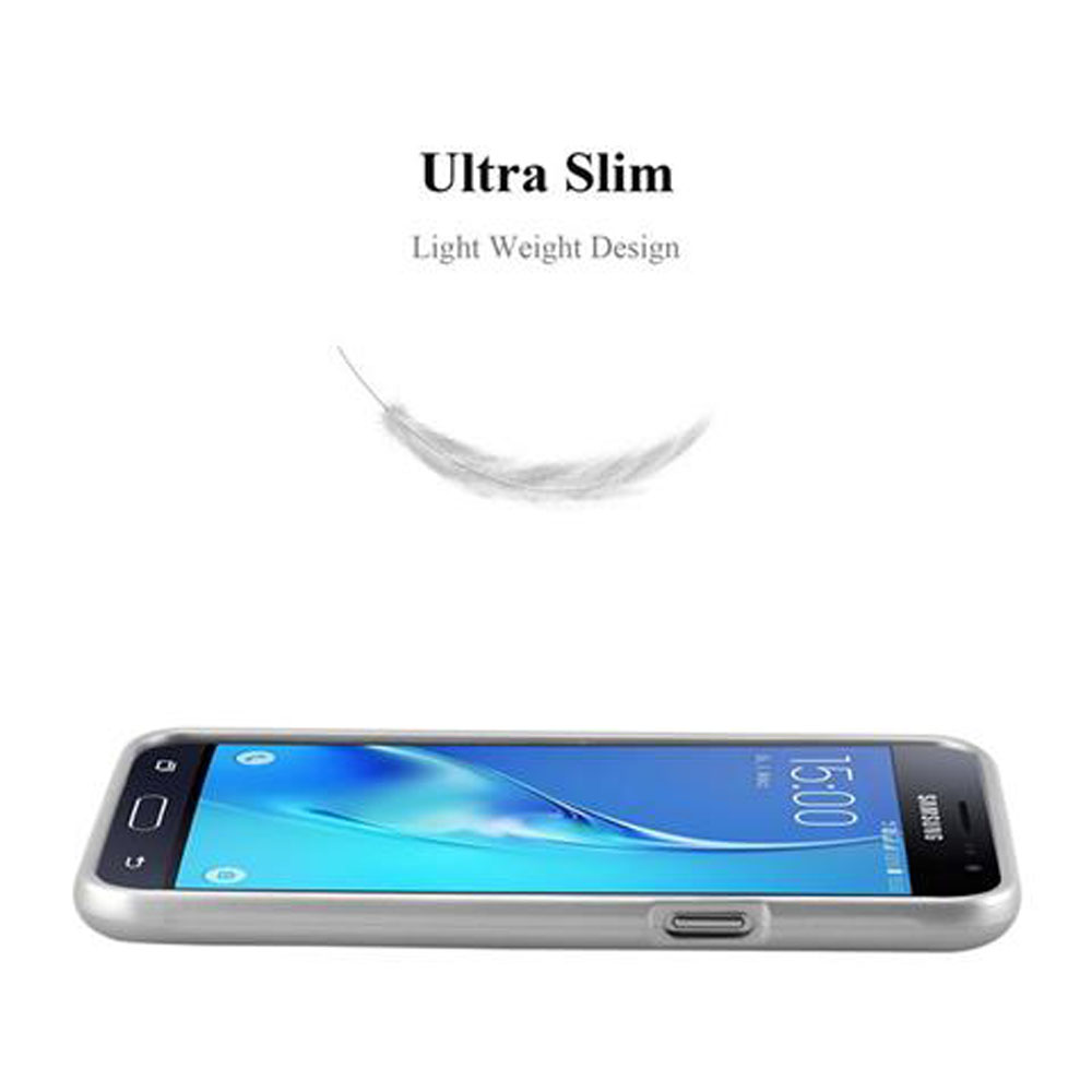 Un teléfono sobre una funda plateada. El teléfono está sobre una superficie blanca. Una pluma flota encima.