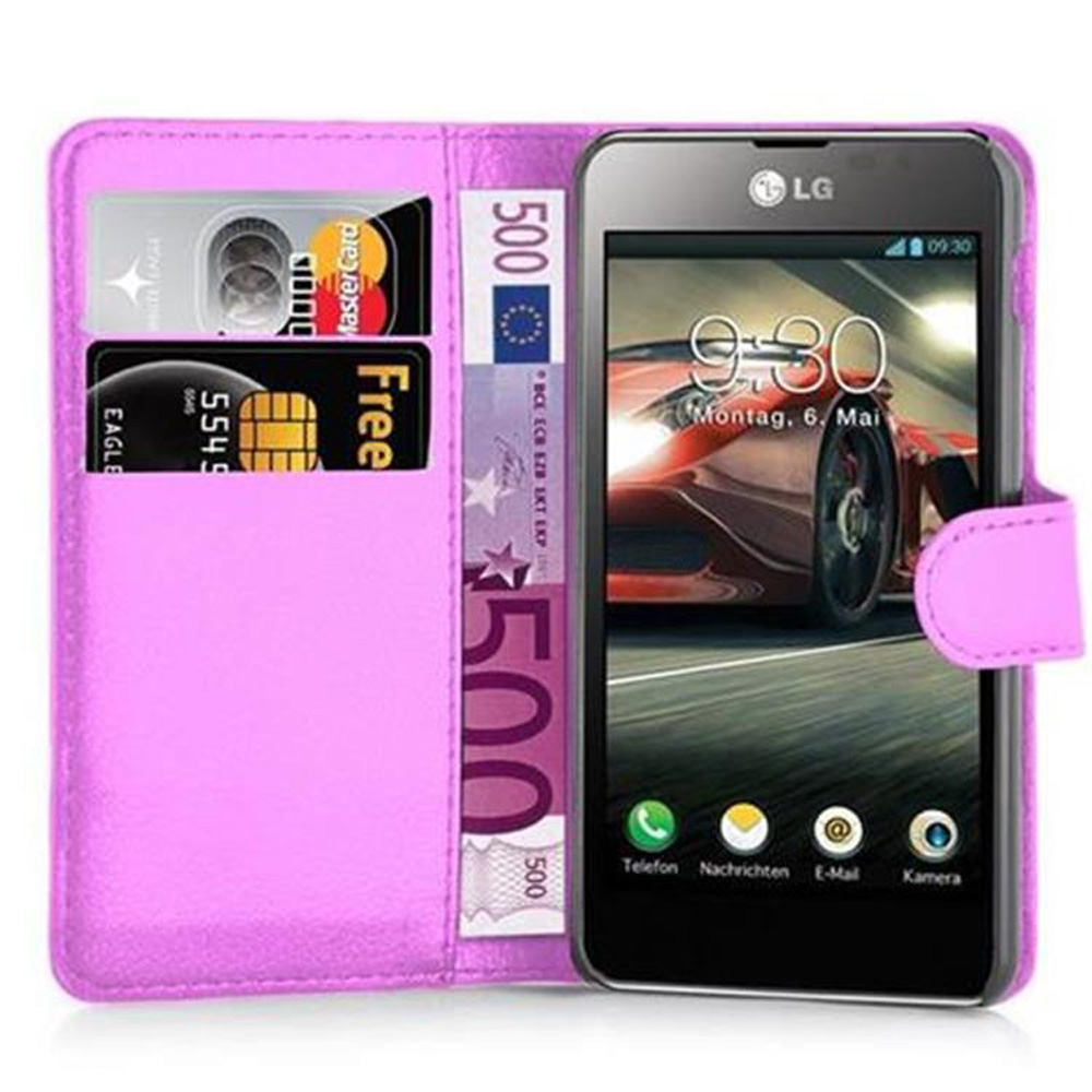 Una custodia rosa per telefono contiene un telefono. All'interno, sono visibili carte e contanti. Il telefono visualizza un'immagine di auto.