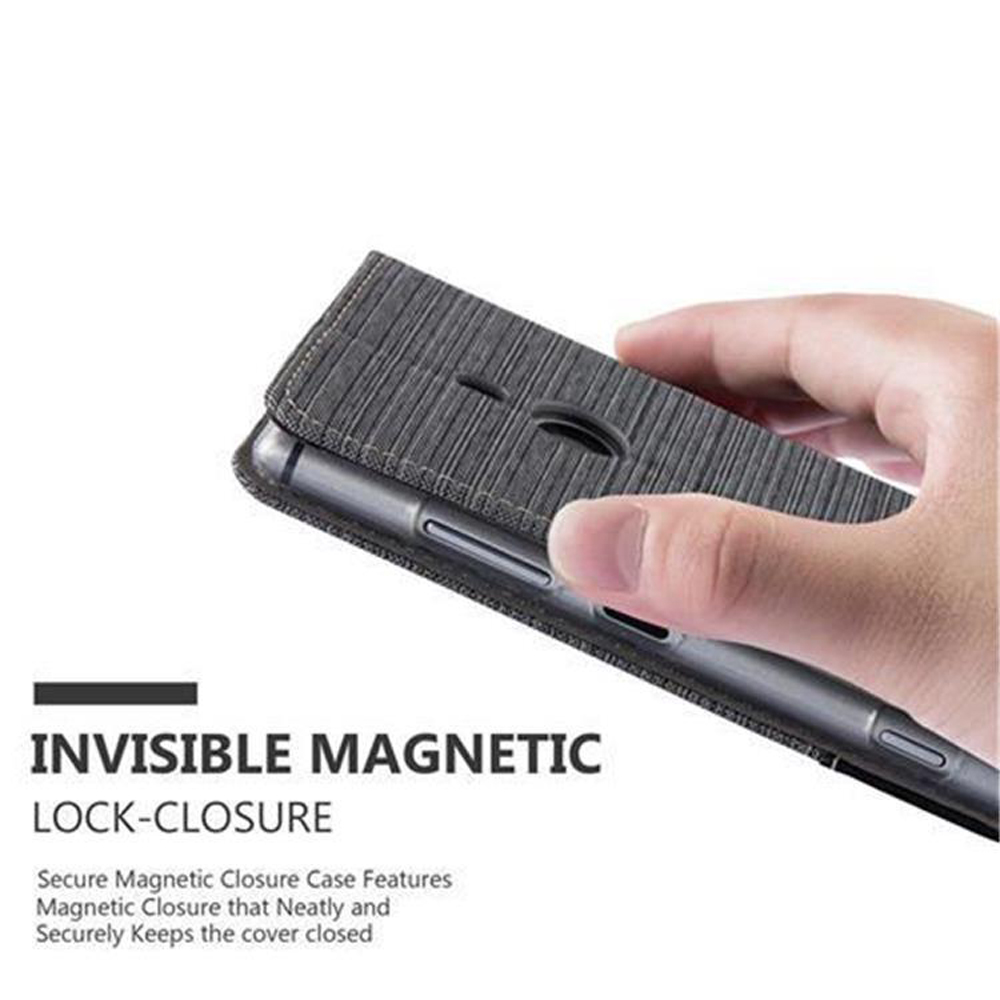 Mano che apre la custodia nera del telefono. Il testo recita 'Invisible Magnetic Lock-Closure'.