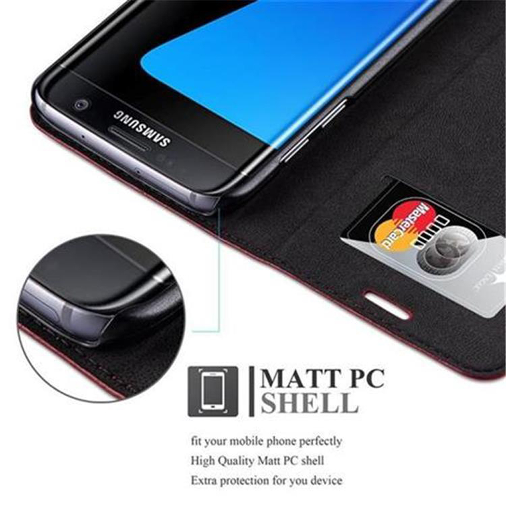 Ein Telefon in schwarzer Hülle offen, mit Kreditkarte, und der Bildschirm zeigt blaue Anzeige.