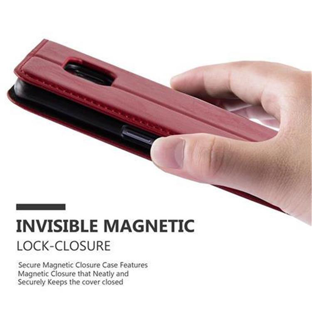 Hand hält eine rote Handyhülle, offen, zeigt das Telefon im Inneren mit dem magnetischen Verschlussdetail.