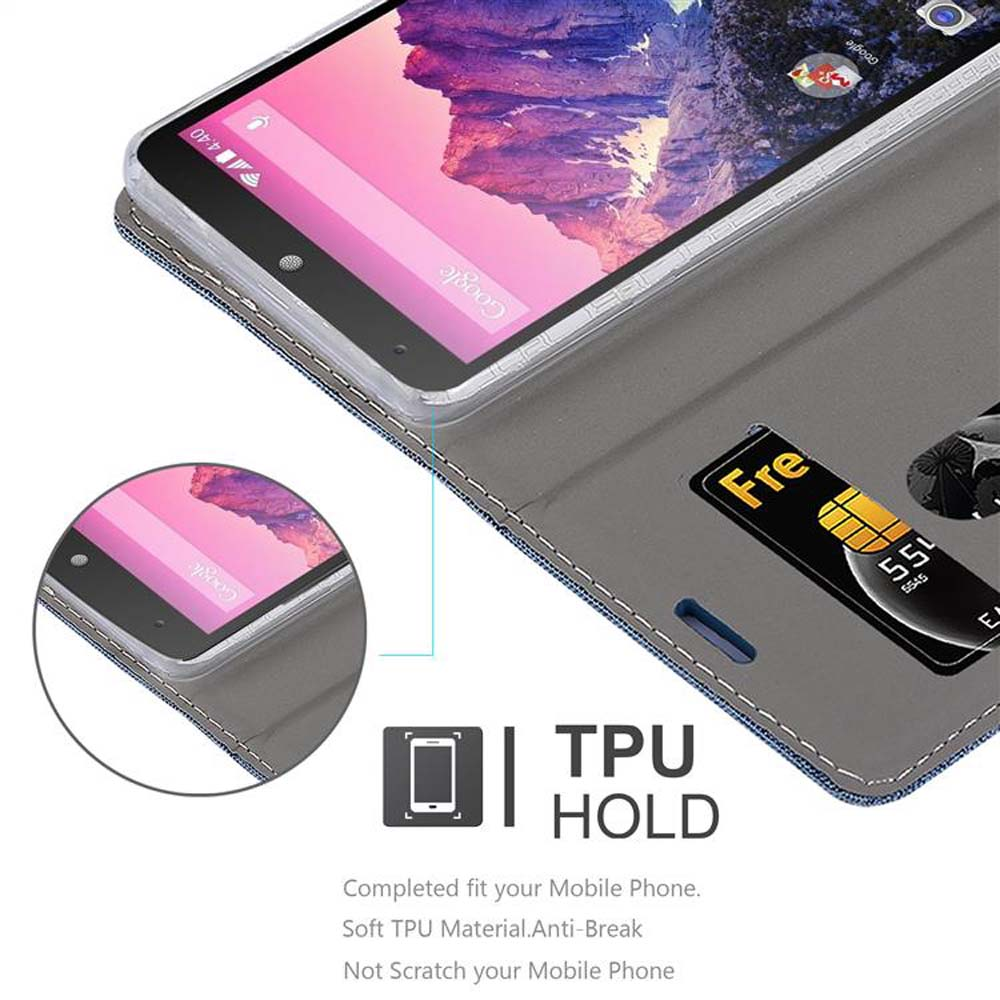 Telefono in una custodia con una carta. Testo: TPU HOLD. La custodia è chiusa. Lo schermo del telefono mostra un'app.