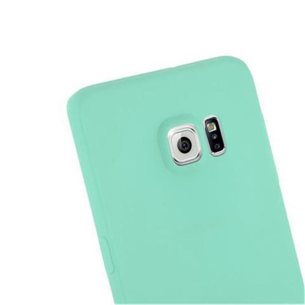 Primo piano di una custodia per telefono verde menta con fotocamera e flash. La custodia è liscia e solida.