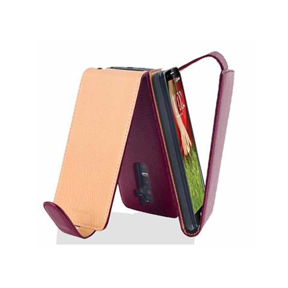 Funda de teléfono en borgoña y beige, teléfono de pie en la funda, pantalla que muestra la mano de una persona.