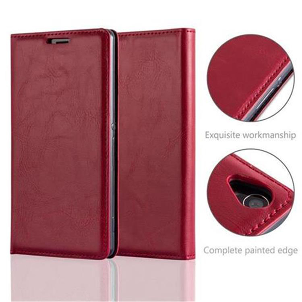 Funda de teléfono de cuero rojo, cerrada. Detalles muestran costuras. Fondo blanco.