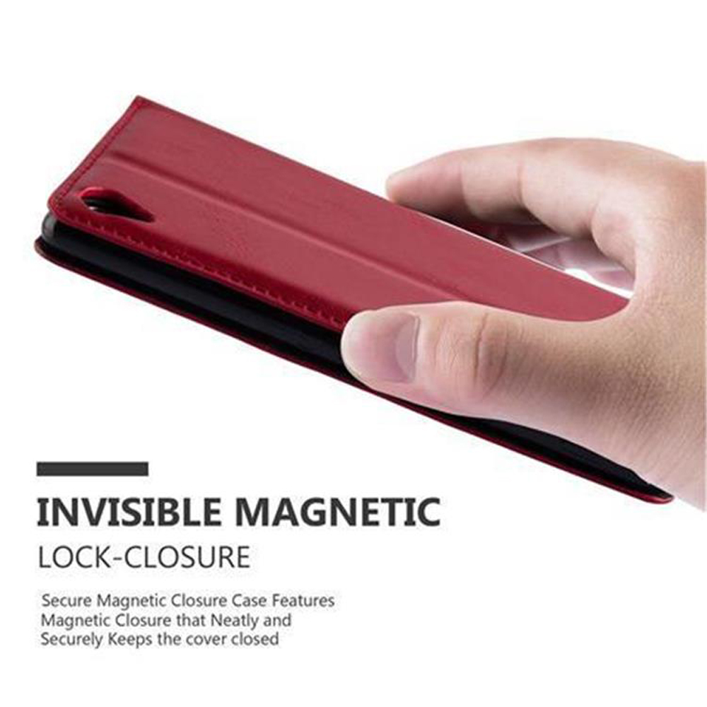 Una funda de teléfono roja está siendo abierta por una mano, mostrando un cierre magnético invisible.