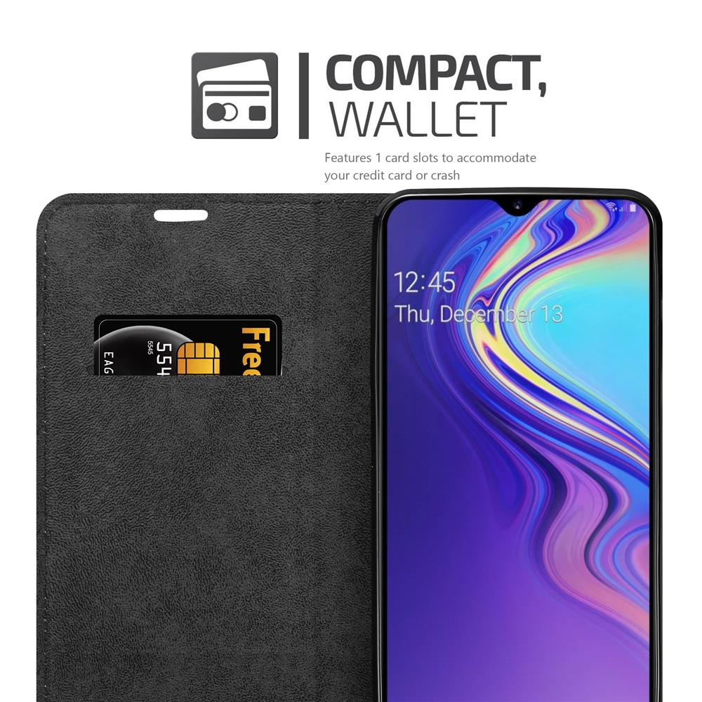 Telefon in einer Brieftaschenhülle mit Kartenfach. Der Bildschirm zeigt die Uhrzeit und eine Kreditkarte ist sichtbar. Weißer Hintergrund.