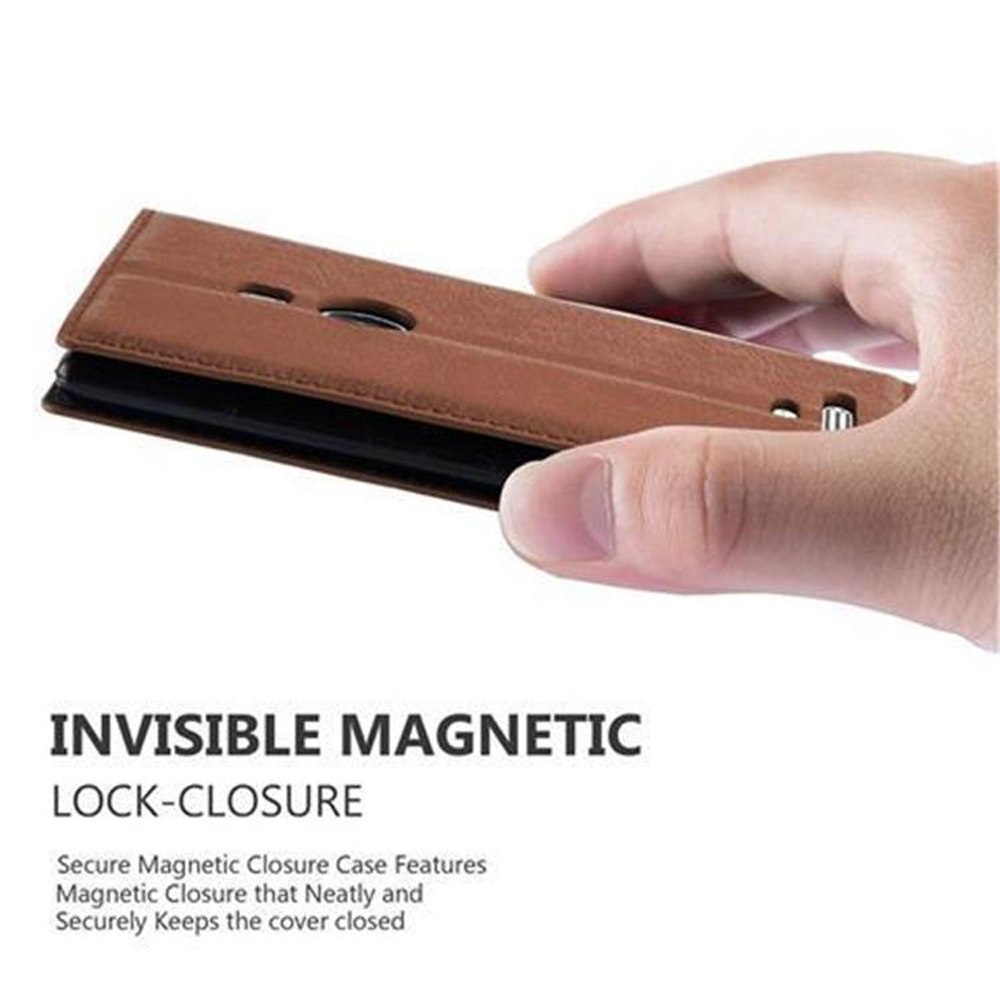 Mano che tiene una custodia per telefono marrone chiusa con chiusura magnetica.