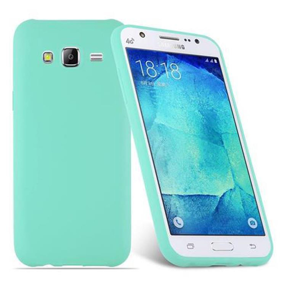 Un smartphone en una funda turquesa, otra funda se apoya contra él. Ambos tienen el mismo color.