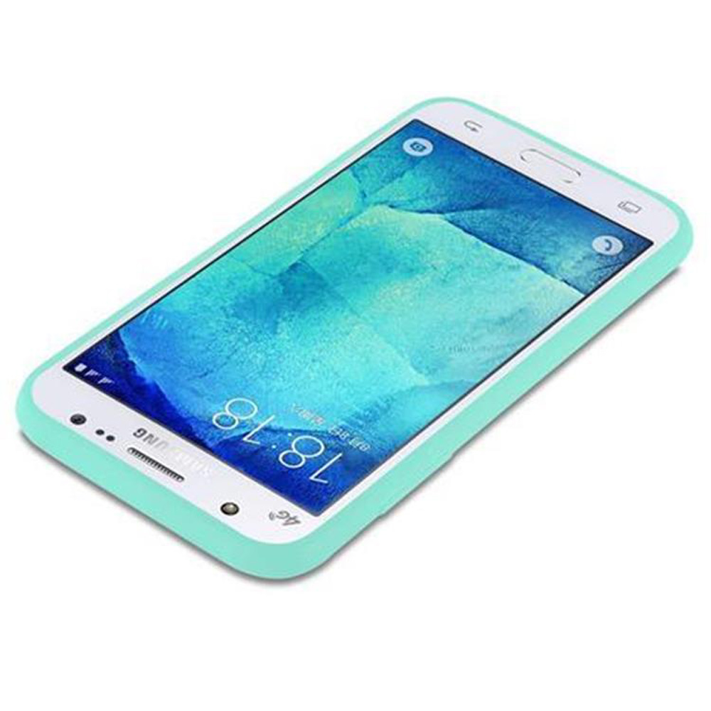 Un teléfono azul claro con una pantalla blanca que muestra la hora, en una funda azul claro.
