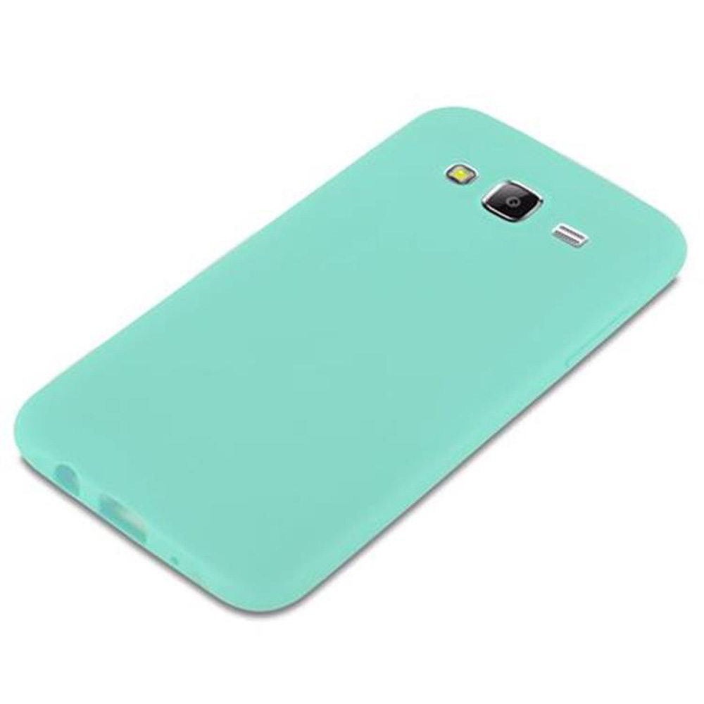 Una funda de smartphone de color verde azulado claro. El teléfono está sobre un fondo blanco.