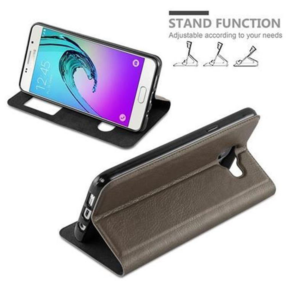 Funda de teléfono negra con función de soporte, que sostiene un teléfono. El teléfono muestra la hora.