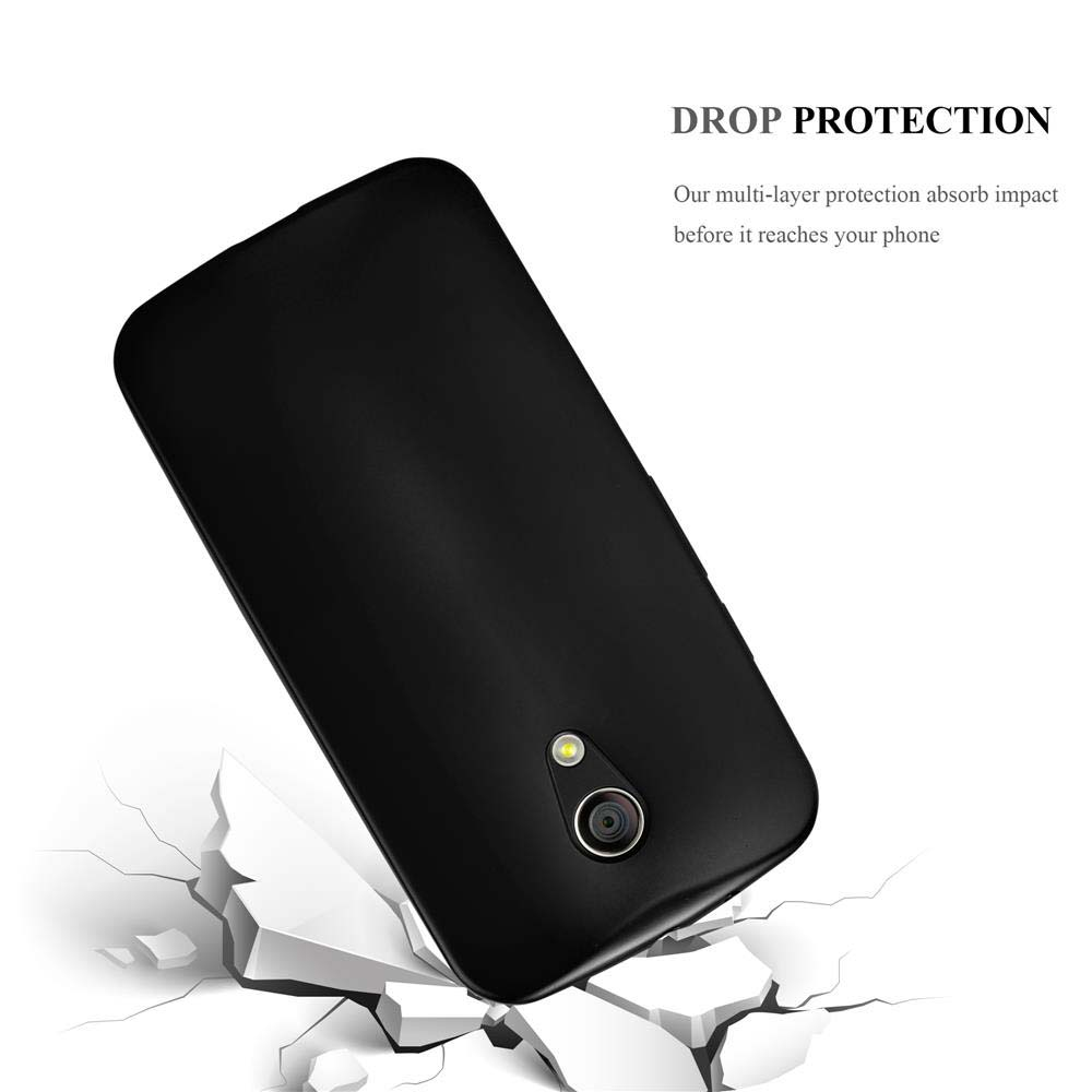 Una funda negra para teléfono se muestra cayendo sobre una superficie rota. El teléfono es negro y tiene una lente de cámara.