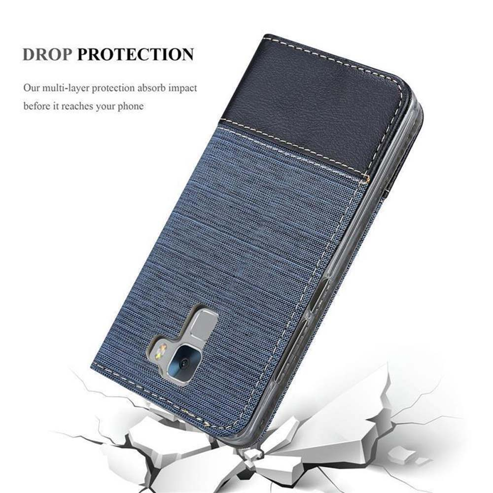 Un telefono in una custodia blu stile denim, con superficie crepata sotto.