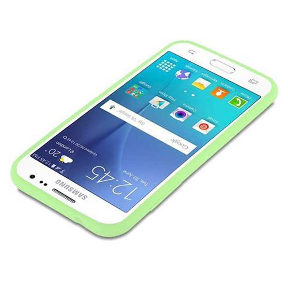 Eine grüne Hülle auf einem weißen Telefon. Das Telefon zeigt einen Startbildschirm mit App-Symbolen an. Der Hintergrund ist weiß.