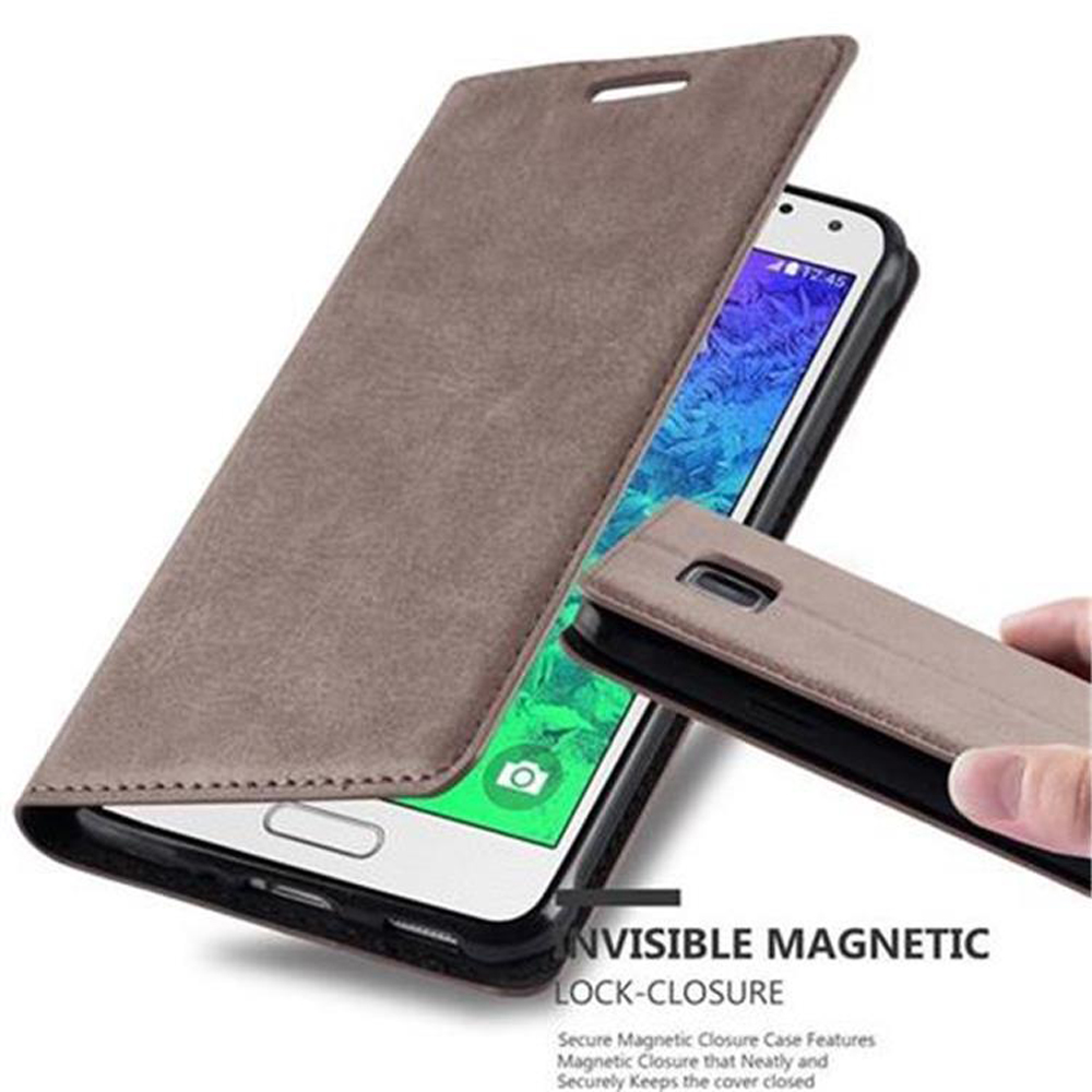 Funda de teléfono marrón claro, abierta y cerrada. El teléfono muestra una pantalla. Mano sosteniendo la funda.