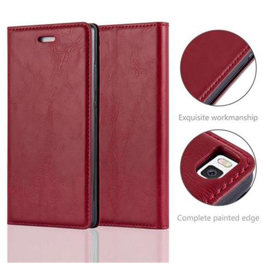 Funda de teléfono de cuero rojo, abierta y cerrada, detalles de costuras y acabados. Texto: Mano de obra exquisita.