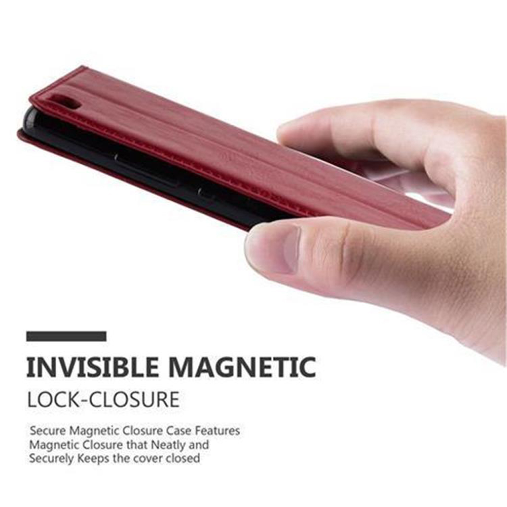 Mano sosteniendo una funda de teléfono roja cerrada. Texto: 'INVISIBLE MAGNETIC LOCK-CLOSURE'.