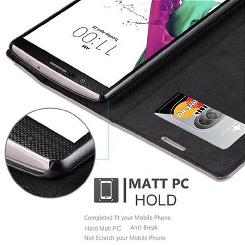 Smartphone in schwarzer Hülle mit Kartenfach. Zeigt die Uhrzeit auf dem Bildschirm. Die Hülle ist schwarz mit einer Karte.
