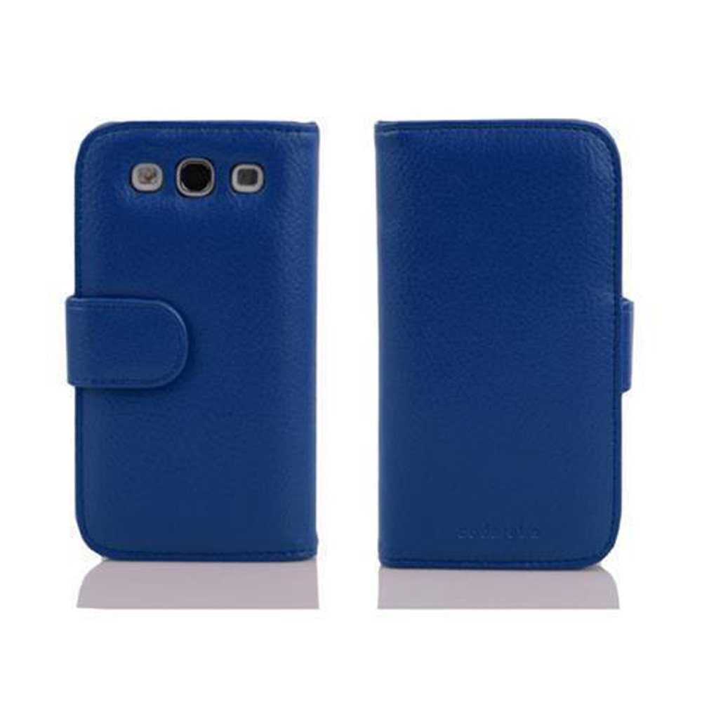Due custodie per telefono in pelle blu. Una è aperta, l'altra chiusa. Entrambe hanno una chiusura a linguetta e tre fori per la fotocamera.