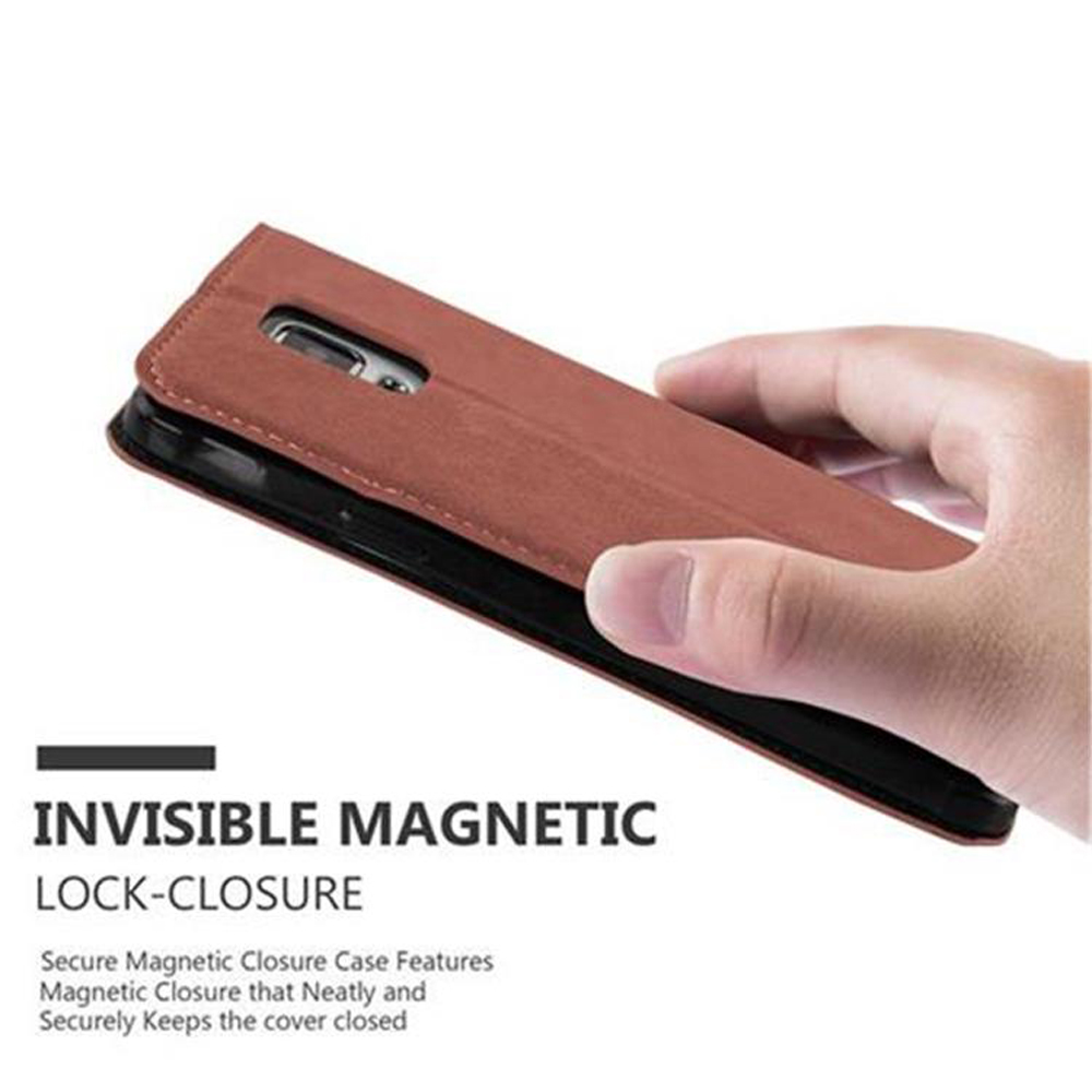 Eine Hand öffnet eine braune Leder-Handyhülle. Text: Unsichtbarer Magnetverschluss. Sicherer Magnetverschluss.