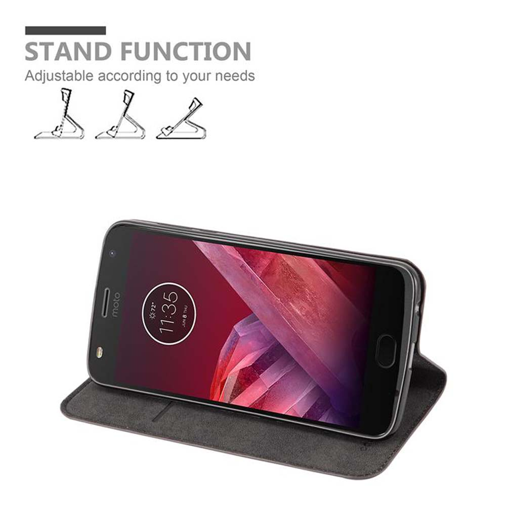 Un telefono nero in una custodia aperta, angolato per mostrare lo schermo e la funzione stand.