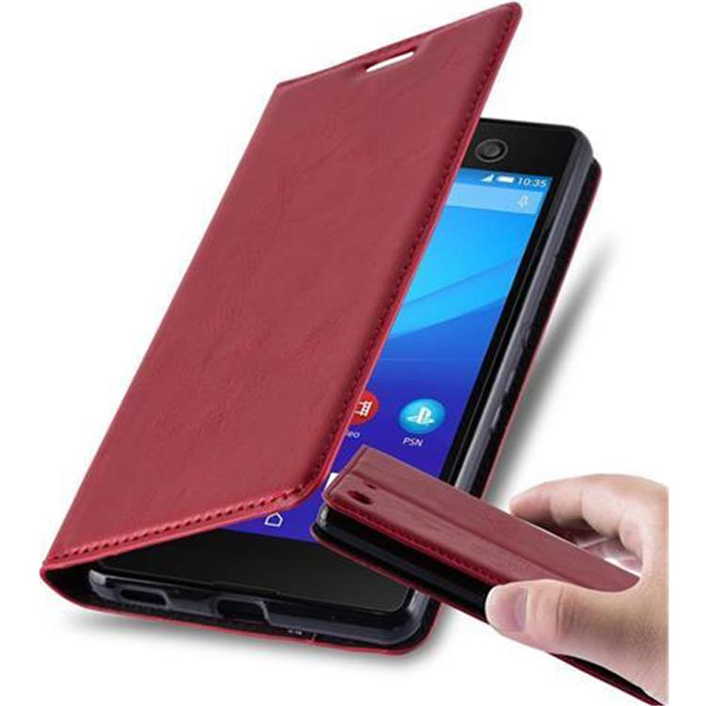 Funda roja para teléfono con solapa abierta y teléfono dentro. Una mano sostiene una pequeña parte de la funda. El teléfono muestra una pantalla.