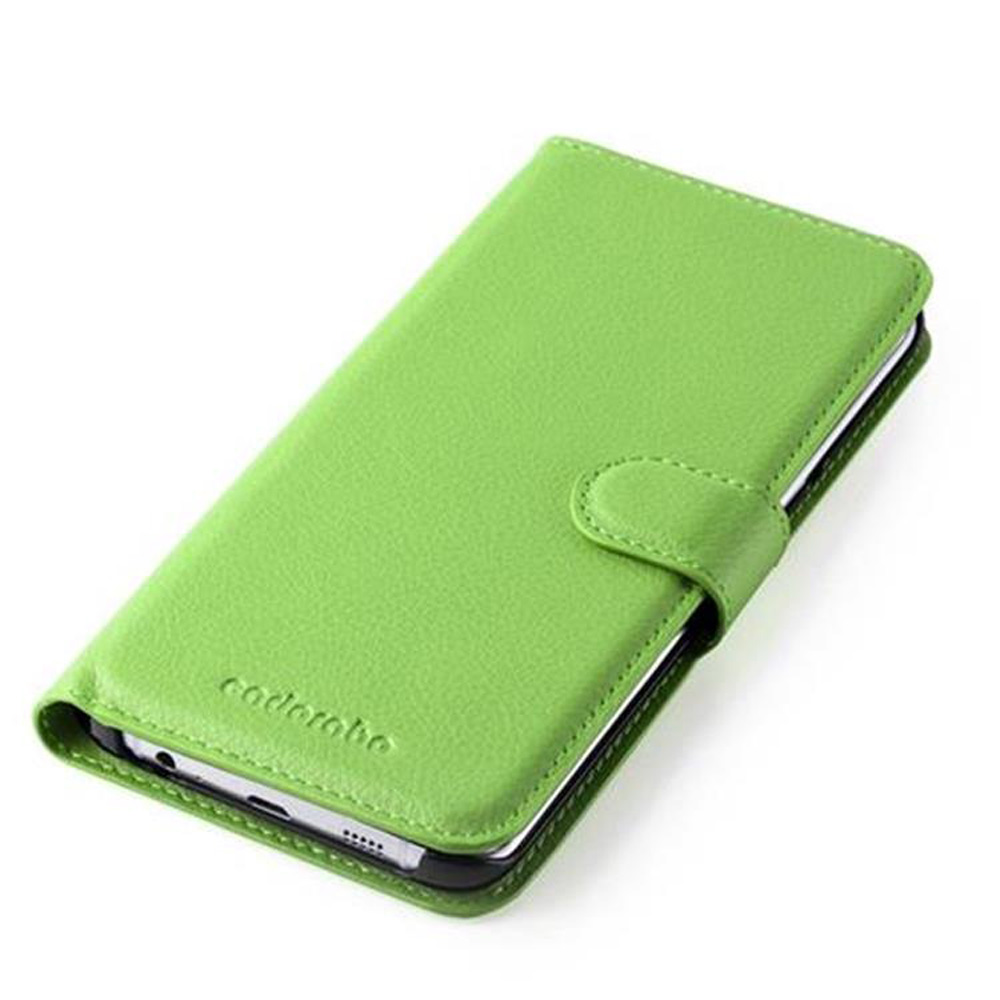 Grüne Handyhülle mit Knopf. Die Hülle ist geschlossen. Das Telefon ist innen.