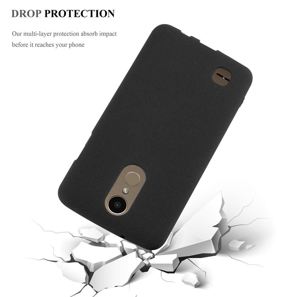 Se ve una funda negra para teléfono después de agrietar una superficie, lo que ilustra la protección contra caídas.