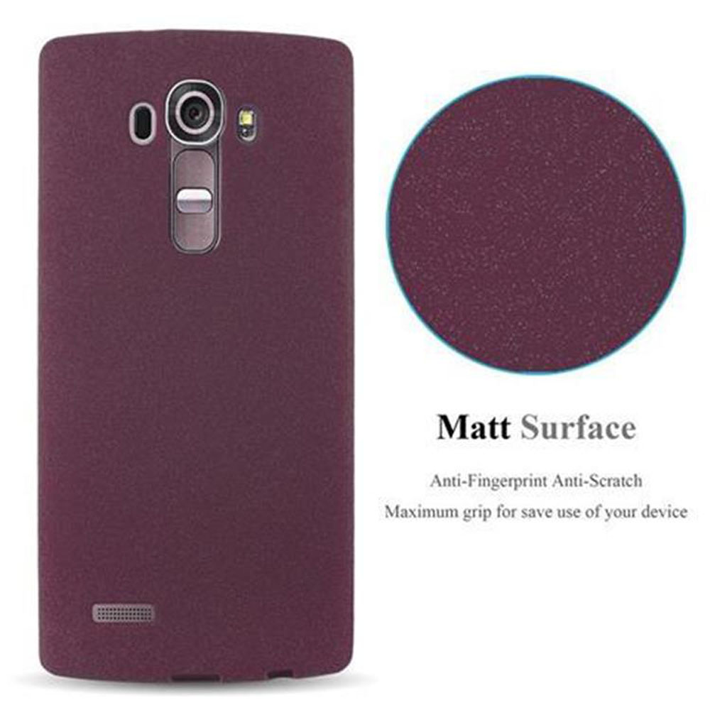 Funda de teléfono granate con recorte para cámara y círculo con texto: Superficie mate. Texto: Antihuellas, agarre.