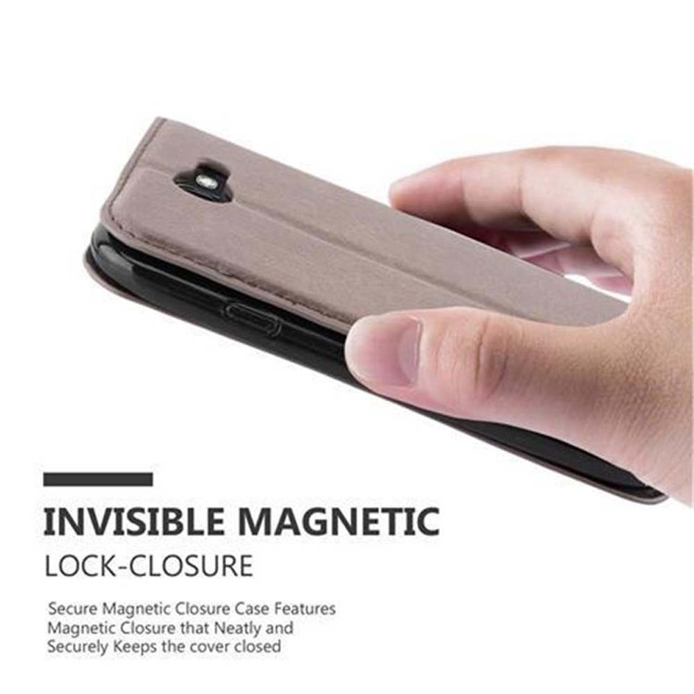 Una mano sostiene una funda de teléfono. La funda es color canela y negra con el texto 'INVISIBLE MAGNETIC LOCK-CLOSURE'.