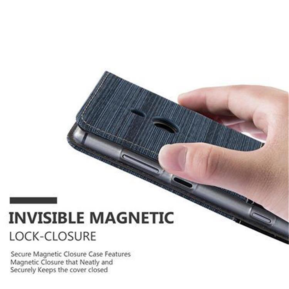 Custodia per telefono blu con il testo: INVISIBLE MAGNETIC LOCK-CLOSURE. Una mano tiene aperta la custodia.