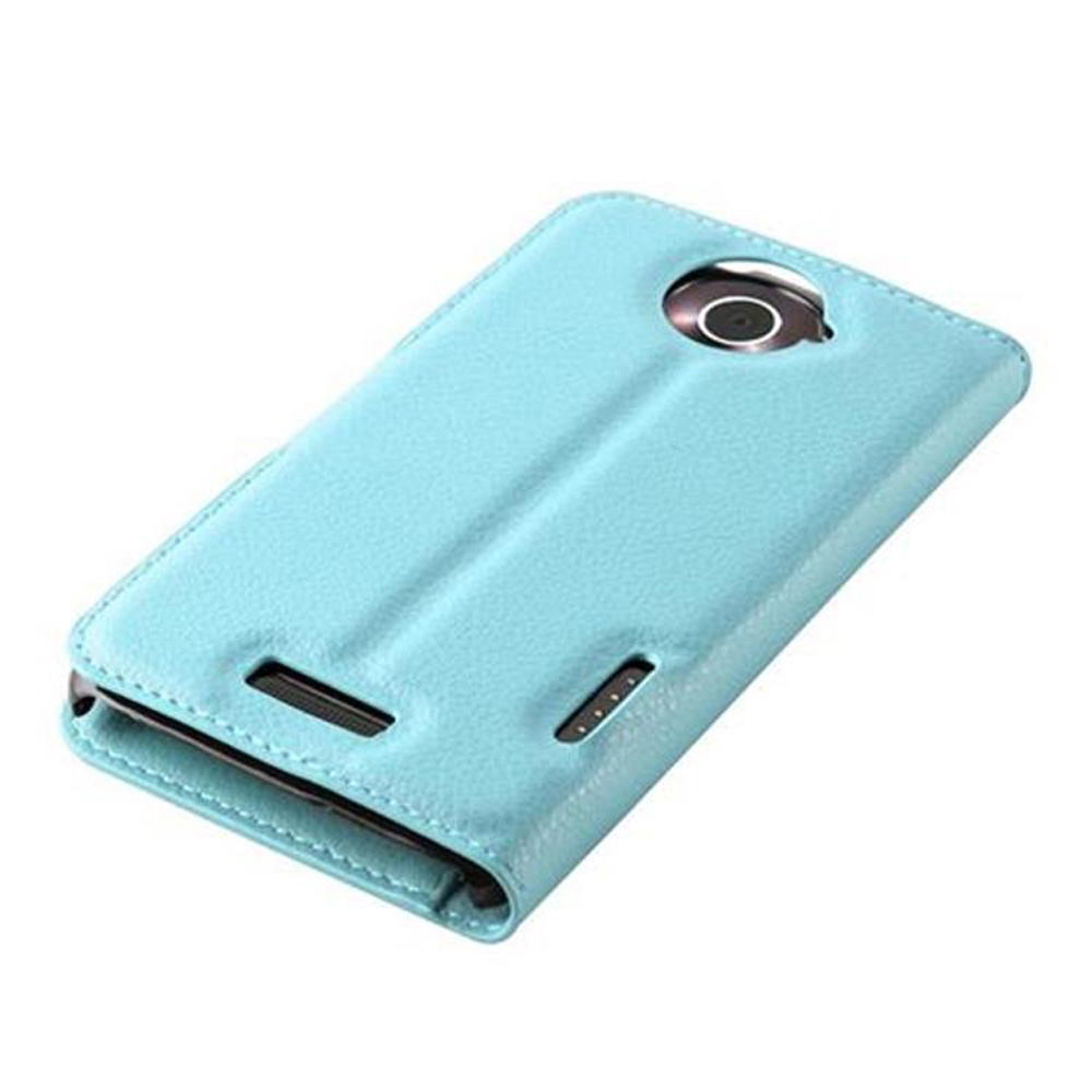 Custodia per telefono azzurra. È chiusa e ha un foro per la fotocamera.