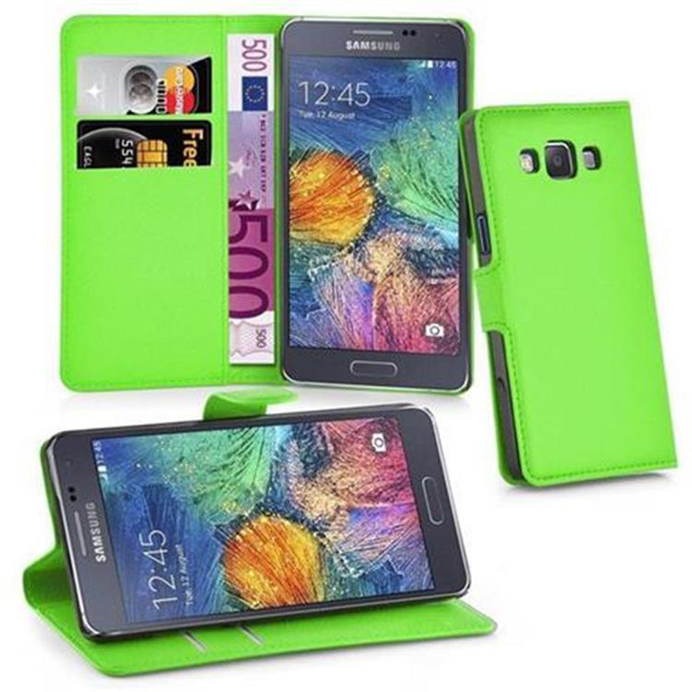 Custodia verde per telefono con carte e denaro. Tre telefoni all'interno, che mostrano l'ora. Custodia verde con telefono nero.