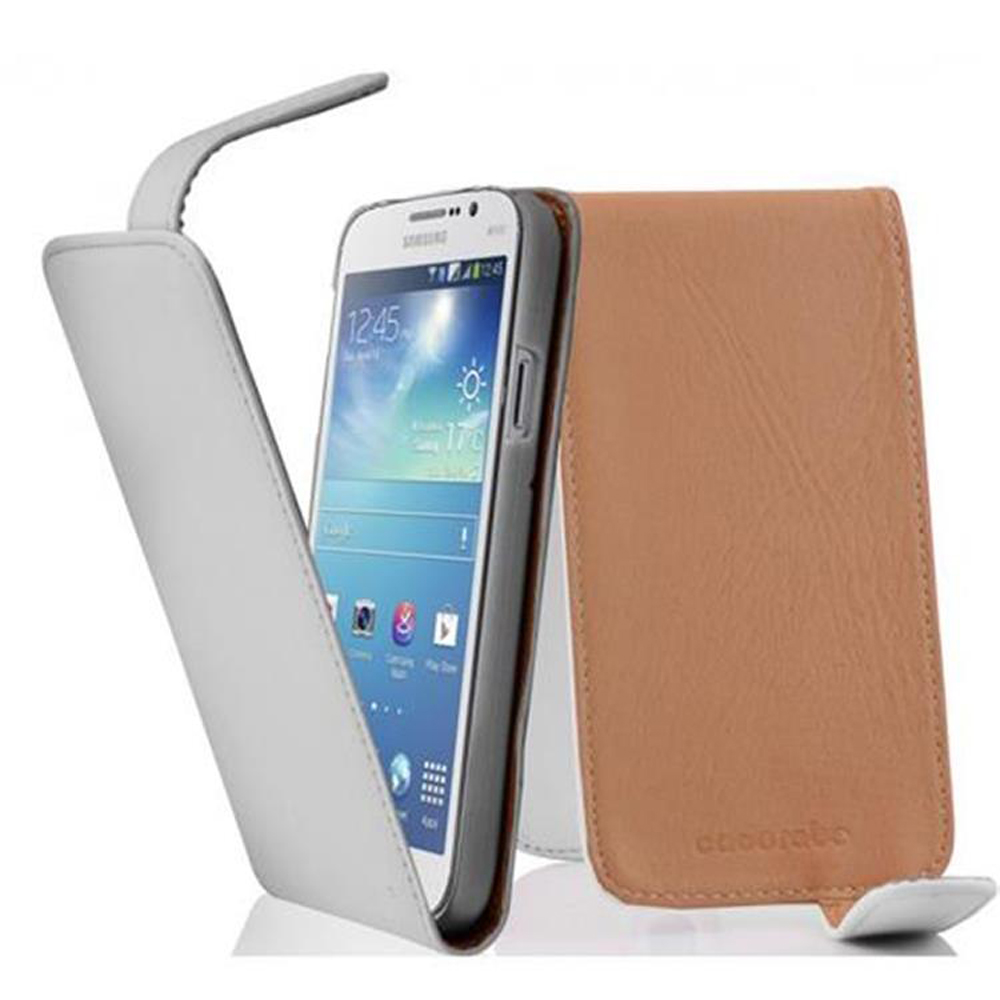 Smartphone bianco in custodia in pelle marrone. La custodia è parzialmente aperta, rivelando lo schermo.