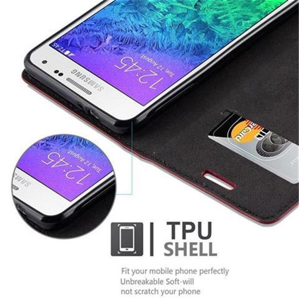 Teléfono en una funda con tarjeta de crédito. El texto dice: Carcasa de TPU.