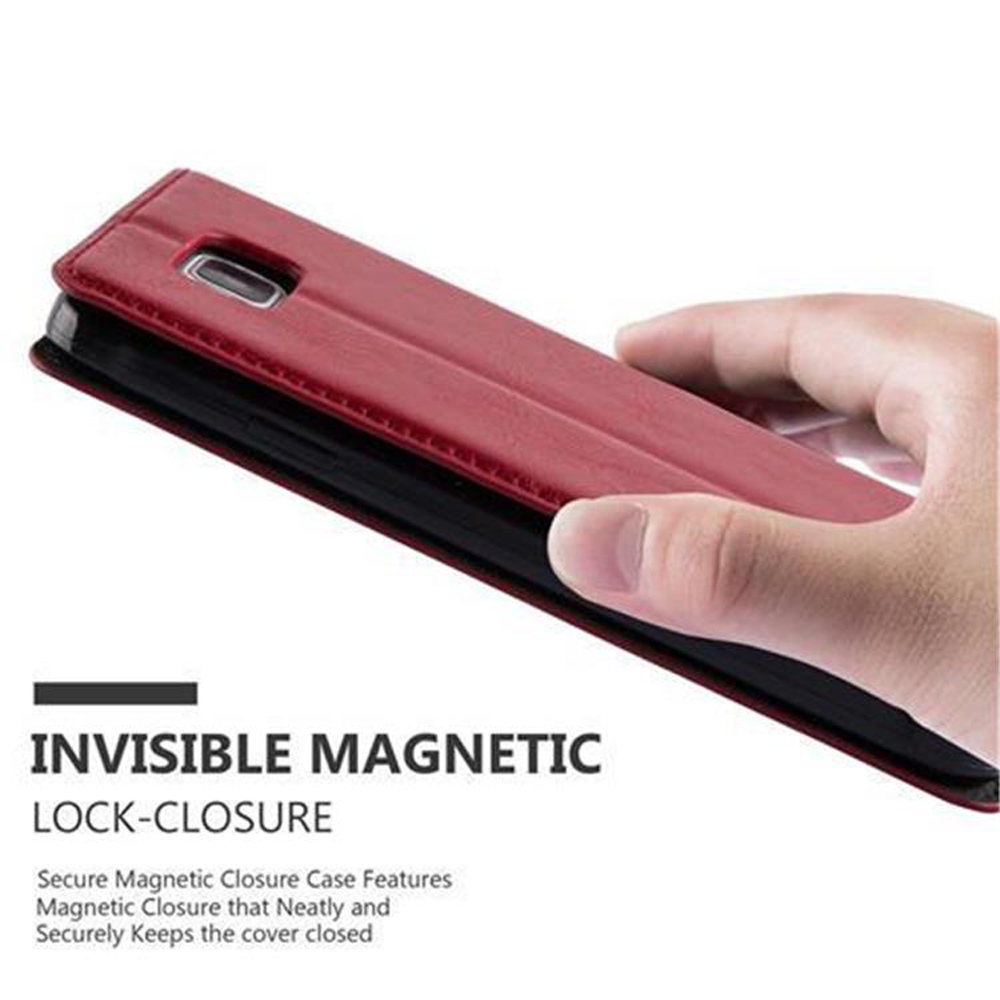Una mano sosteniendo una funda de teléfono roja abierta. La funda es de cuero y tiene un cierre magnético.