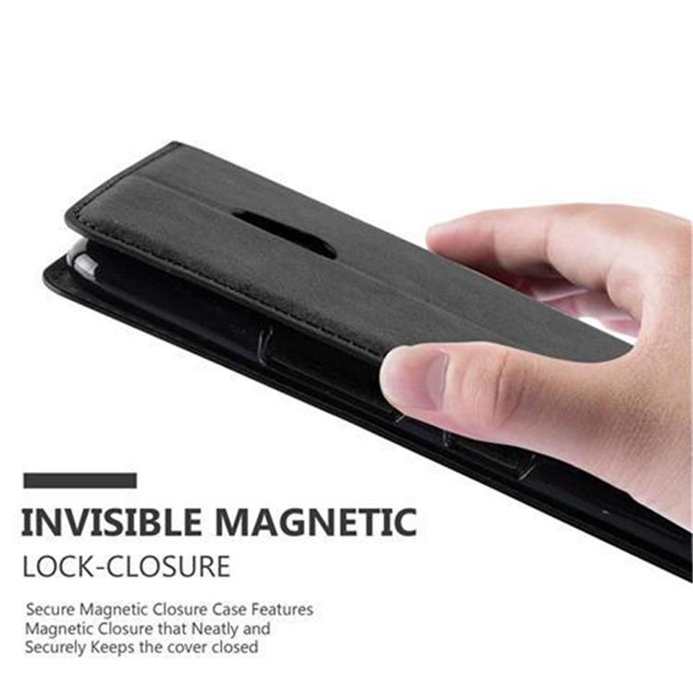 Custodia nera per telefono in mano, testo "INVISIBLE MAGNETIC LOCK-CLOSURE".