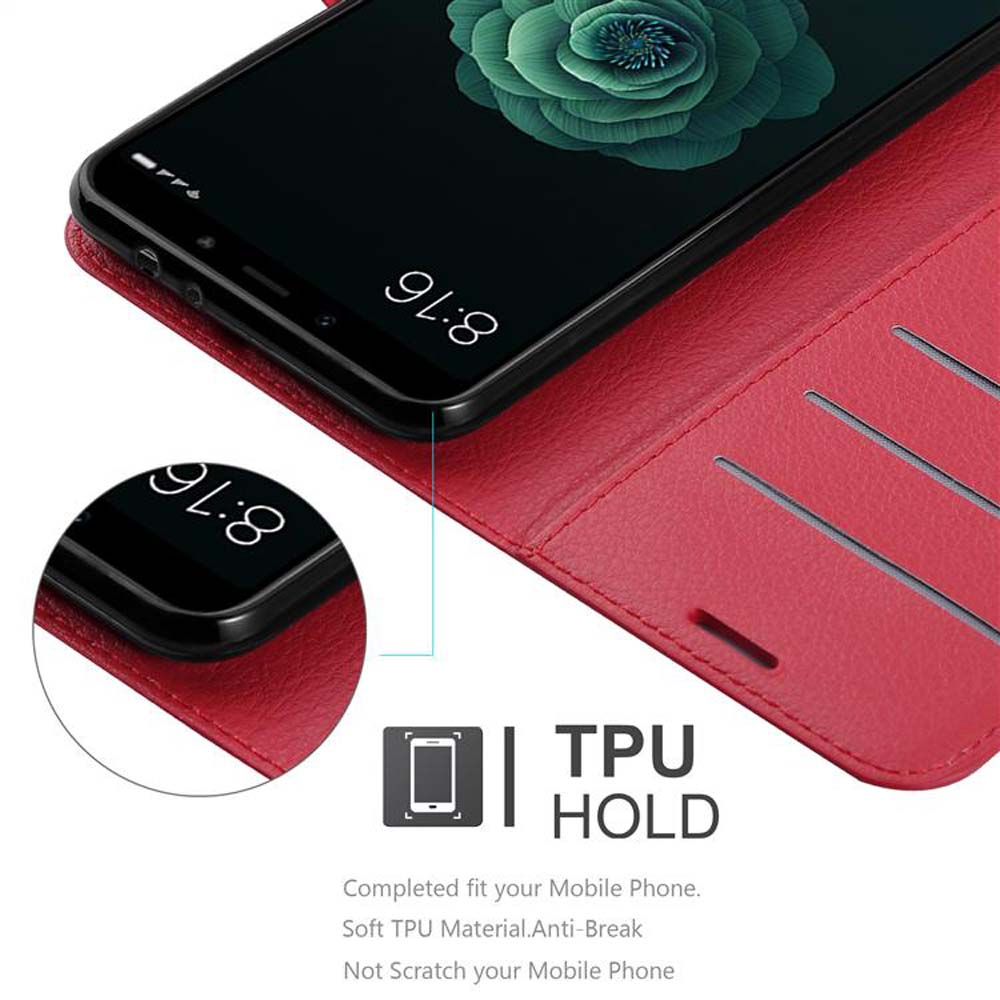 Rote Handyhülle mit Telefon darin. Der Telefonbildschirm zeigt die Uhrzeit an. Hülle hat Kartenfächer.