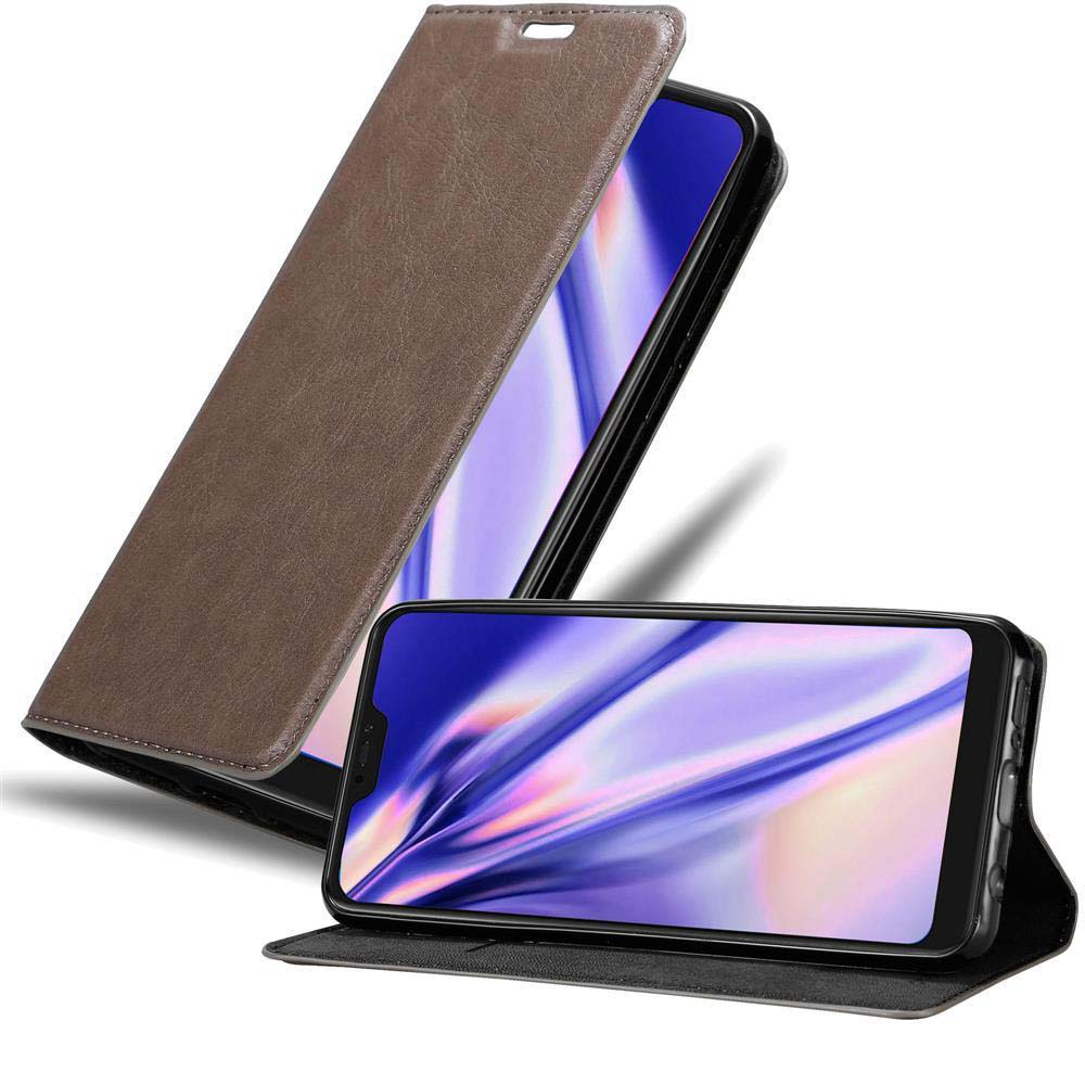 Custodia in pelle marrone, aperta. Schermo del telefono visibile. Il telefono è nella custodia. Sfondo bianco.