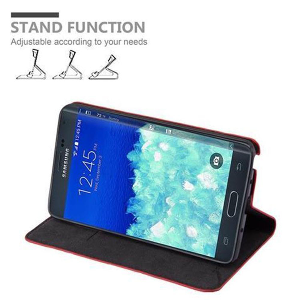 Ein Telefon in einer Hülle, für die Standfunktion angewinkelt. Das Display zeigt die Zeit.