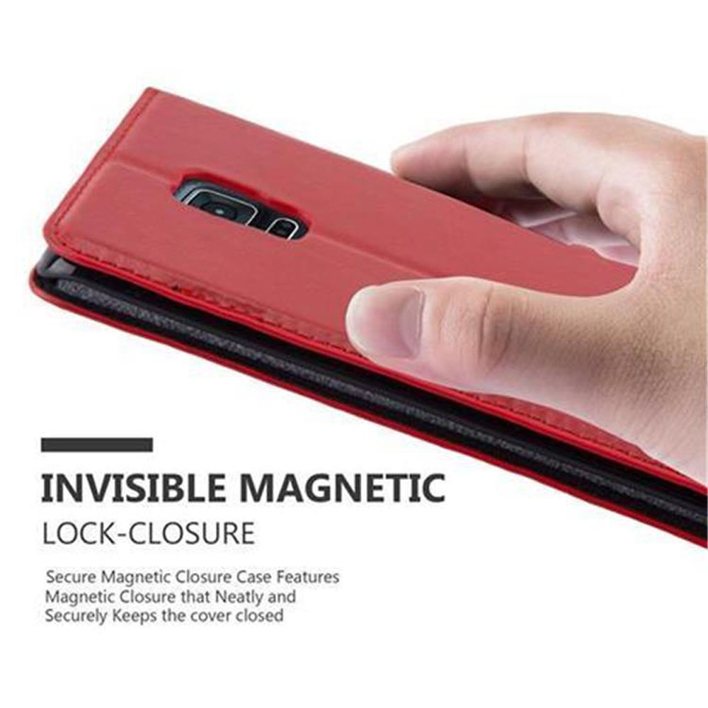 Rote Handyhülle mit Magnetverschluss. Hand hält die Hülle offen.