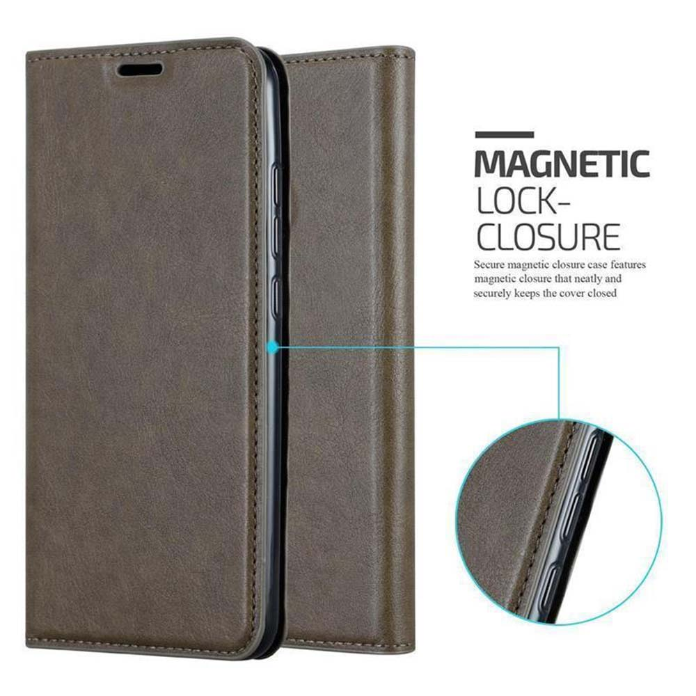 Due custodie per telefono. Una è chiusa. Le custodie sono marroni e hanno una chiusura magnetica.