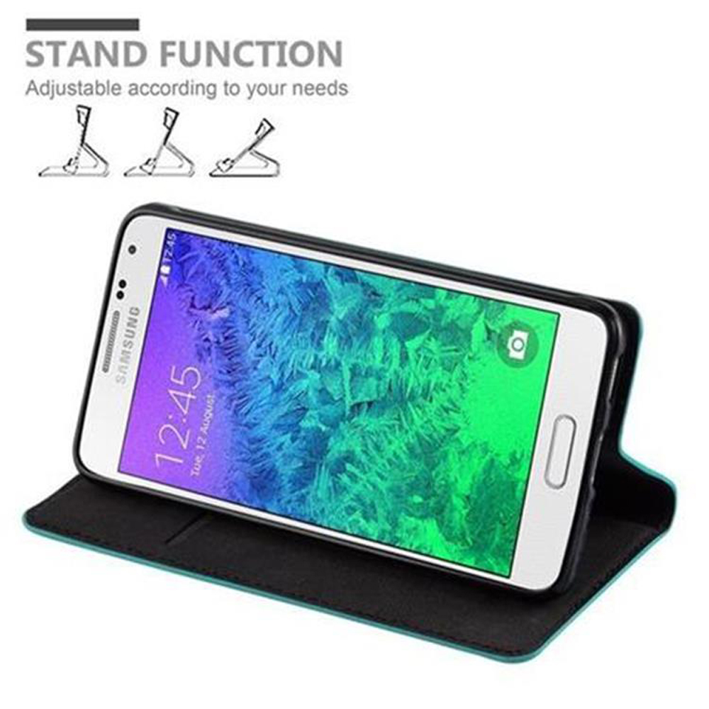 Smartphone en funda abierta. La pantalla muestra las 12:45, función de soporte activada.