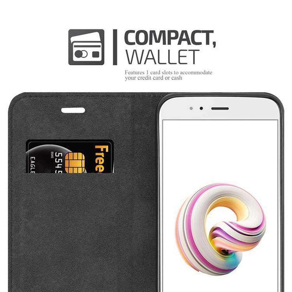 Un telefono all'interno di una custodia a portafoglio nera, con una carta di credito in uno slot. Testo: COMPATTO, PORTAFOGLIO.