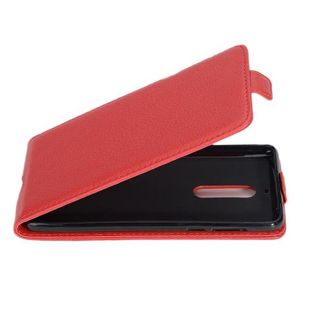Rote Handyhülle geöffnet. Telefon in der Hülle.