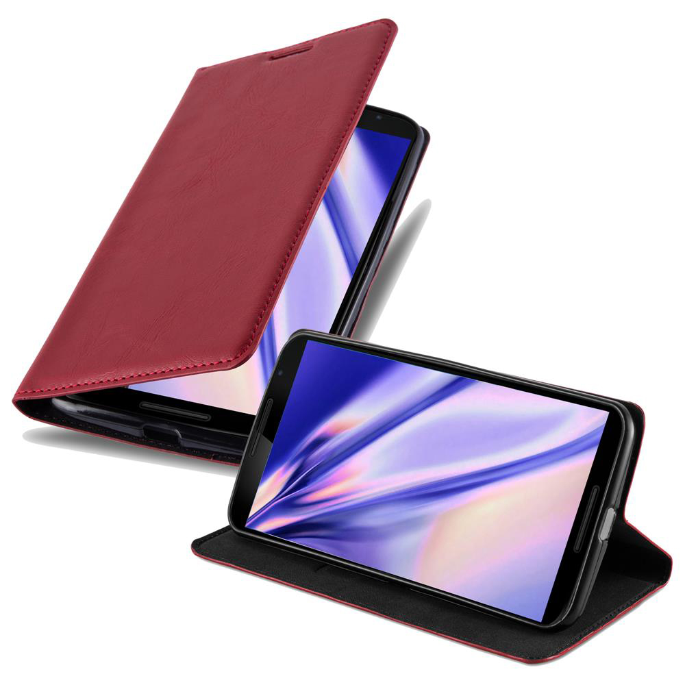 Un teléfono en una funda roja. El teléfono tiene una pantalla con colores azul y morado.
